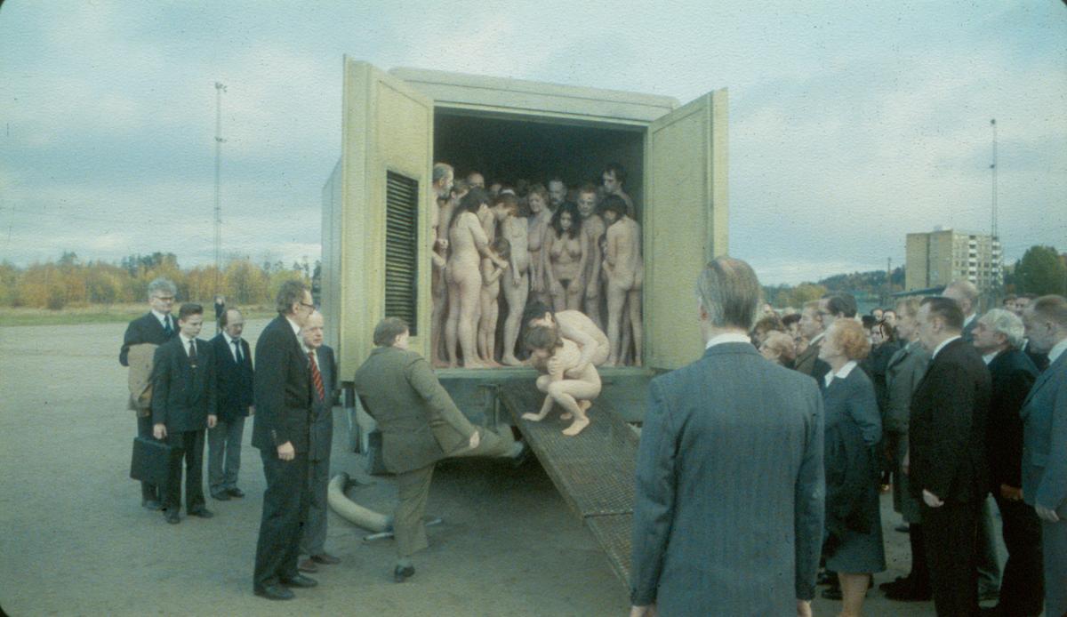 Genocide victims are loaded into the back of a truck in Andersson’s award-winning short film Härlig är Jorden World of Glory (1991). Photo courtesy of Studio24.